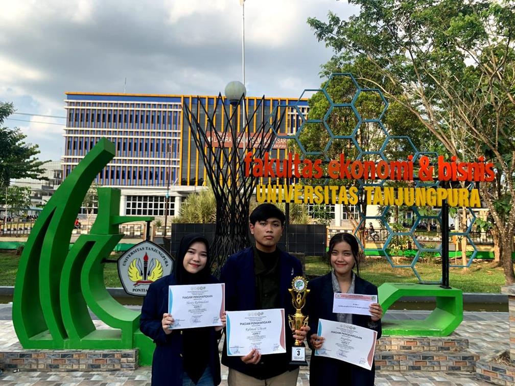 Foto Menerima Sertifikat a2f393b6